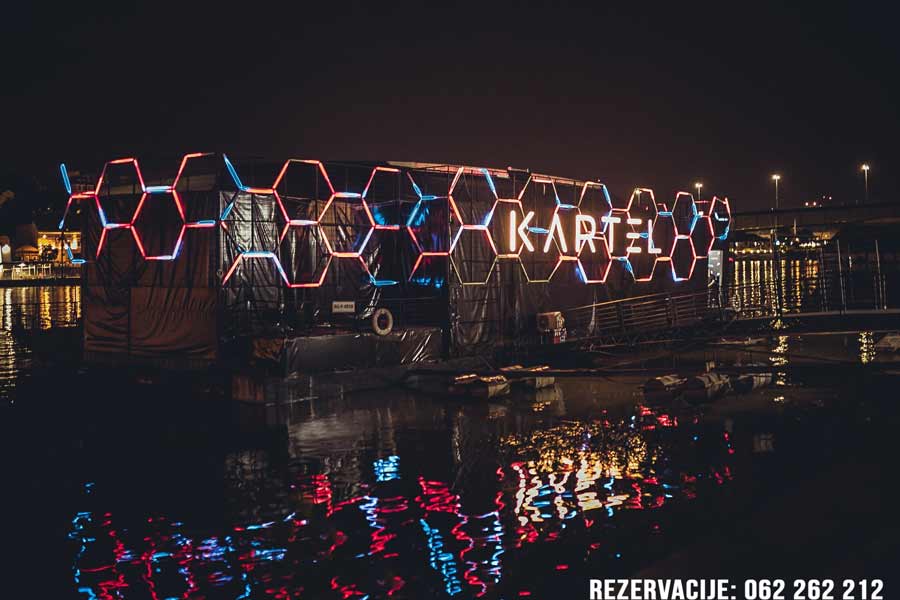 Splav-Kartel-i-atmosfera-koja-se-ne-vidja-na-drugim-splavovima